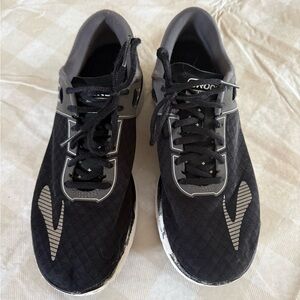 Women’s 9.5 Black White Gray Brooks Peloton Running Shoes